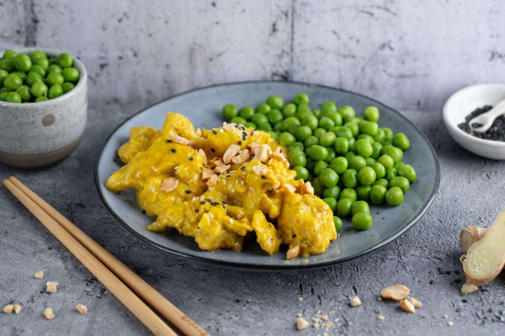 ถั่วลันเตา ผสมผสานกับอาหารอื่น
หลีกเลี่ยงการปรุงรสจัด - เพื่อคงรสชาติธรรมชาติและประโยชน์เดิม ควรปรุงรสด้วยเกลือเล็กน้อย กระเทียม หรือสมุนไพร แทนการใส่ซีอิ๊ว น้ำตาล หรือน้ำมันมากเกินไป
ผสมกับธัญพืช - ทานถั่วลันเตาคู่กับข้าวกล้อง ข้าวโอ๊ต หรือเควินัว จะได้โปรตีนครบถ้วนทุกชนิดอะมิโนแอซิด เหมือนกับการทานเนื้อสัตว์