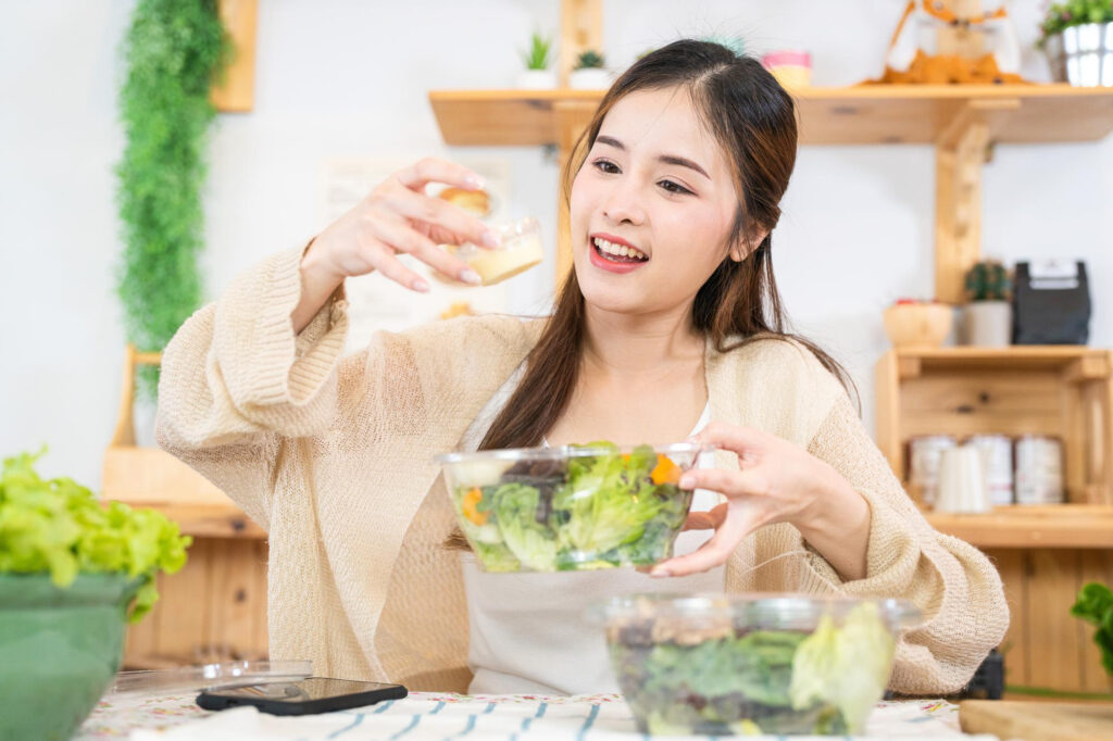 Superfood จากผลไม้ ผลไม้เป็นแหล่งวิตามินและสารต้านอนุมูลอิสระที่ดีที่สุดแหล่งหนึ่ง บลูเบอร์รี่ แบล็กเบอร์รี่ และสตรอเบอร์รี่ อะโวคาโด กล้วยหอม ส้มโอ มะนาว และเกรปฟรุต ทับทิม