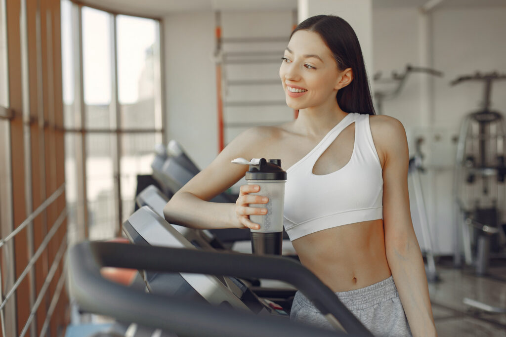 ประโยชน์ของ BCAA ช่วยซ่อมแซมและสร้างกล้ามเนื้อ หนึ่งในบทบาทของ BCAA โดยเฉพาะ ลิวซีน (Leucine) คือการกระตุ้นกระบวนการสังเคราะห์โปรตีนในกล้ามเนื้อ (Protein Synthesis) ซึ่งช่วยในการซ่อมแซมกล้ามเนื้อที่สึกหรอหลังการออกกำลังกายอย่างหนัก