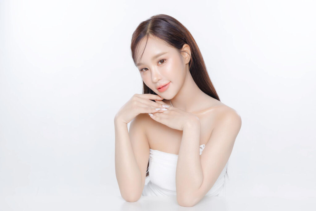 คอลลาเจน 3 ชนิดหลัก ได้แก่ ชนิดที่ 1, 2, และ 3 เพราะคอลลาเจนทั้งสามชนิดนี้มีบทบาทครอบคลุมระบบสำคัญของร่างกายมากที่สุด ตั้งแต่ผิวพรรณ ความอ่อนเยาว์ ระบบกระดูกและข้อ ไปจนถึงการเคลื่อนไหวและการฟื้นฟูร่างกาย