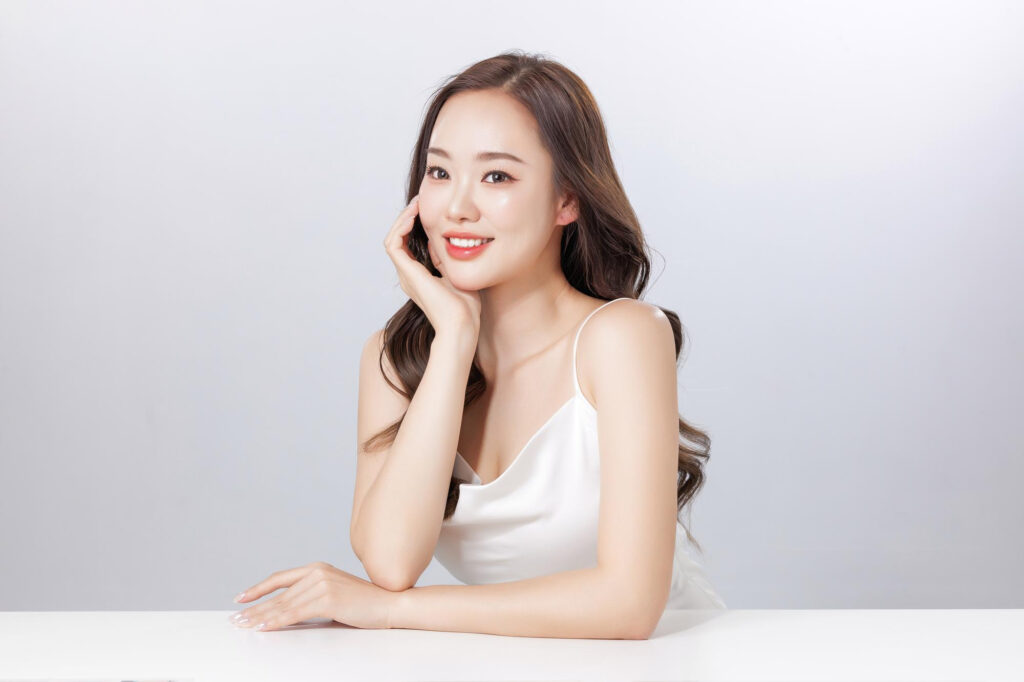 ประโยชน์ของคอลลาเจนไดเปปไทด์ เพิ่มความชุ่มชื้นและความยืดหยุ่นของผิว เพราะช่วยเสริมโครงสร้างชั้นผิว ทำให้ผิวไม่แบนหรือแห้งกร้าน ผิวจะดูเต็มขึ้น ผิวย่นตื้นลง ช่วยให้รอยแผลและรอยสิวจางเร็วขึ้น เพราะคอลลาเจนเป็นส่วนหนึ่งของกระบวนการซ่อมแซมผิวส่วนที่เสียหาย