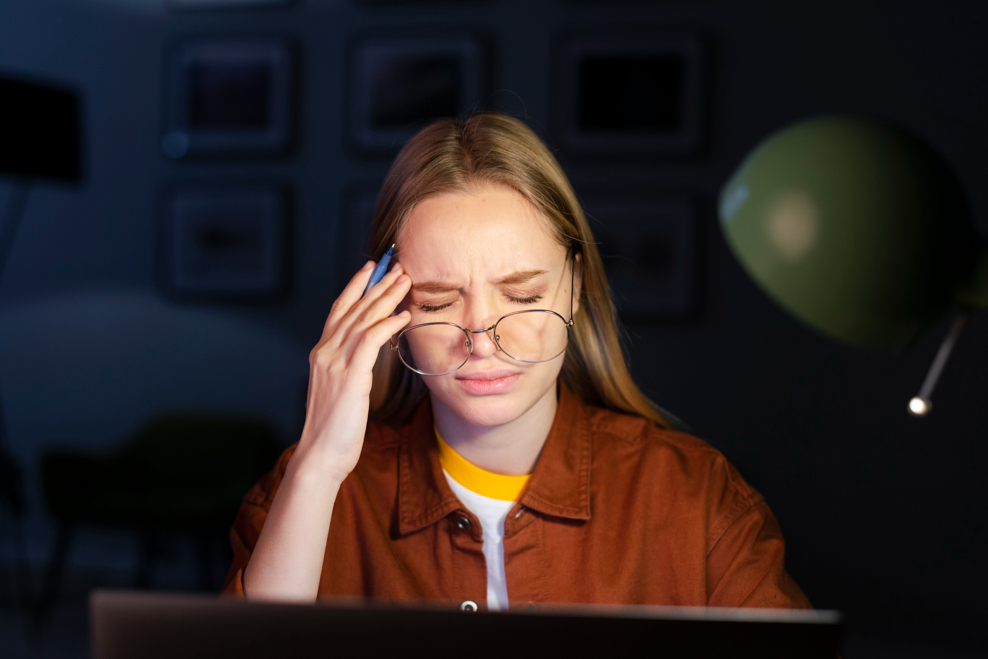 Digital Eye Strain หรือที่บางคนเรียกว่า Computer Vision Syndrome คือกลุ่มอาการไม่สบายตาที่เกิดจากการใช้คอมพิวเตอร์ มือถือ หรือแท็บเล็ตต่อเนื่องเป็นเวลานาน อาการหลักที่พบได้บ่อย ได้แก่ ตาแห้ง ตาเบลอ แสบตา น้ำตาไหล ปวดหัว และปวดรอบเบ้าตา