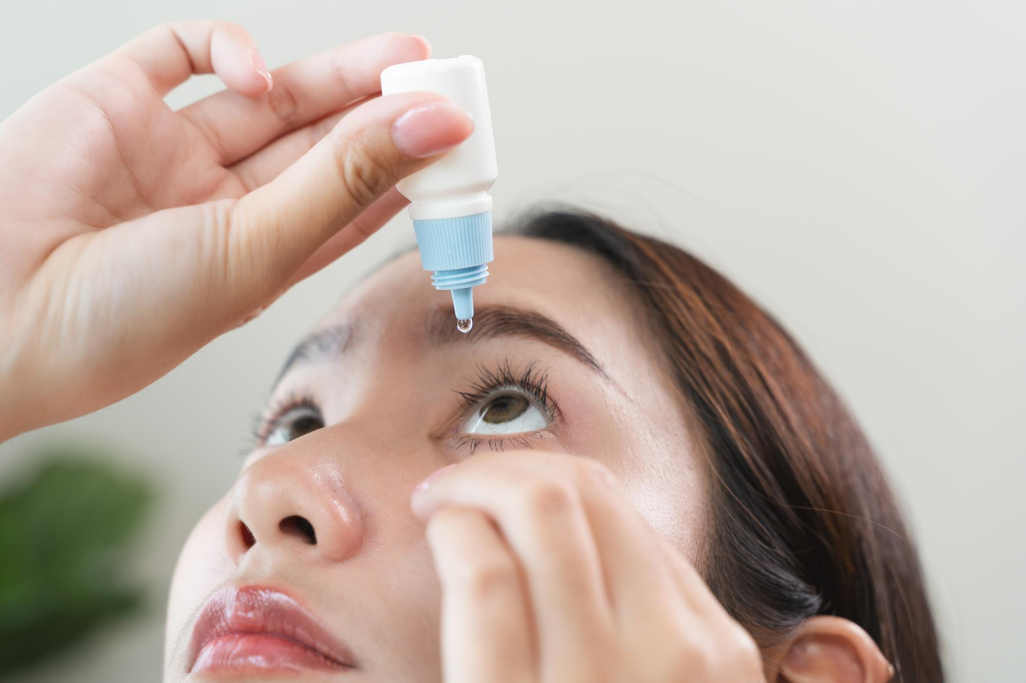 Digital Eye Strain อาจไม่ใช่โรคร้ายเฉียบพลัน แต่ถ้าปล่อยให้ดวงตาทำงานหนักทุกวันโดยไม่ดูแลเลย คุณภาพชีวิตจะเริ่มแย่ลงอย่างช้า ๆ เช่น ทำงานได้ไม่เต็มที่ ปวดหัวบ่อย สมาธิลดลง หรือต้องพึ่งยาหยอดตาถี่ขึ้น